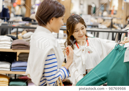 服裝店員推薦新衣服 98769986