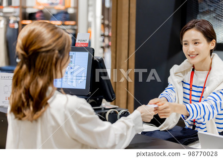 服裝店結賬場景刷卡支付 服裝店結賬場景刷卡支付 98770028
