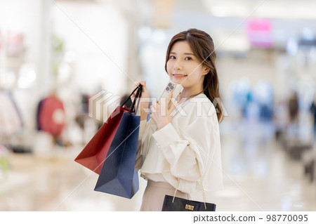 對爆炸性購物感到滿意的女人 98770095