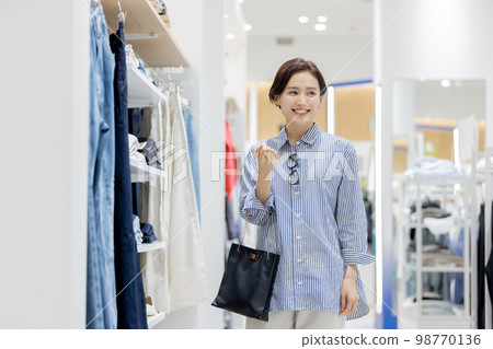 Woman enjoying shopping in a boutique 98770136