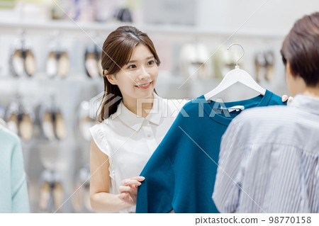 服裝店員推薦新衣服 98770158