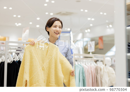 女人享受在一家精品店購物 女人享受在一家精品店購物 98770304