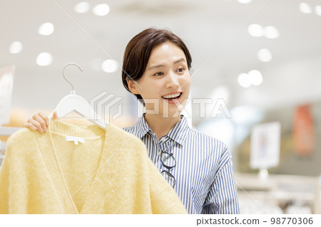 女人享受在一家精品店購物 女人享受在一家精品店購物 98770306