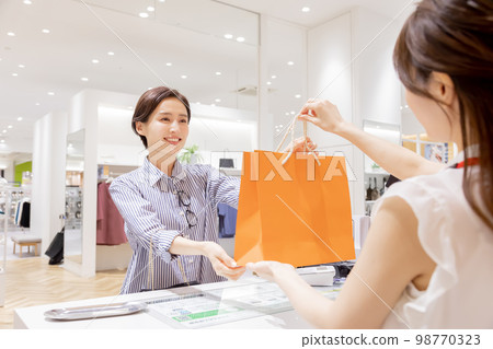 領取紙袋和商品的女性』 領取紙袋和商品的女性』 98770323