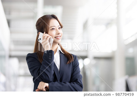 談話在智能手機的女商人 98770459