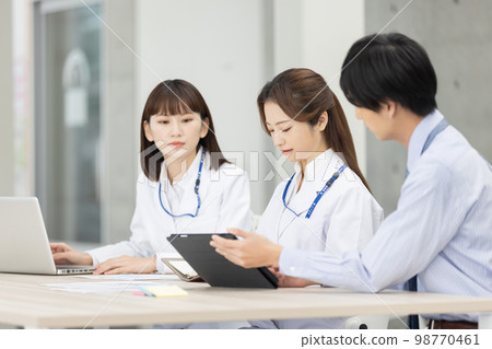 醫護人員開會 98770461