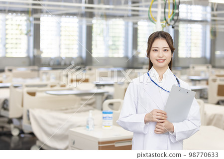 Hospital bed medical staff Hospital bed medical staff 98770633