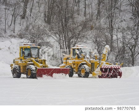 大雪中的除雪車 大雪中的除雪車 98770765