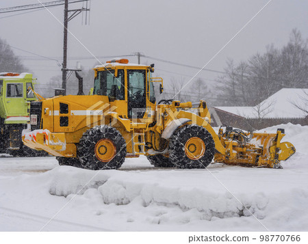 大雪中的除雪車 98770766