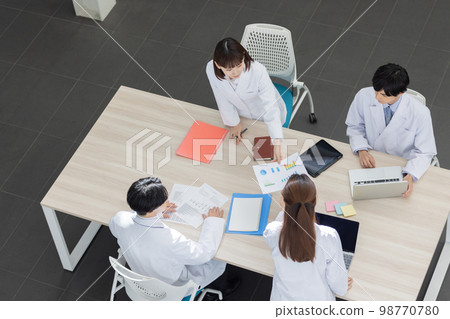 Medical staff having a meeting Medical staff having a meeting 98770780