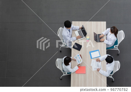 Medical workers having a meeting A true bird's-eye view 98770782