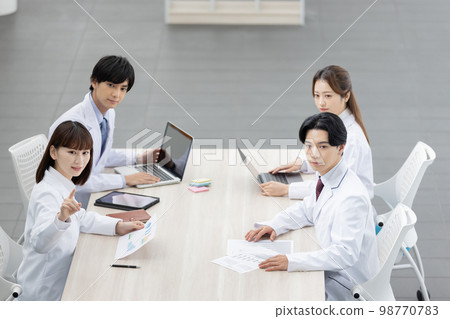 Medical staff having a meeting Medical staff having a meeting 98770783