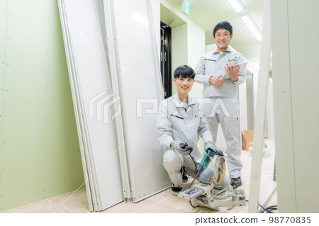 兩名身穿工作服的男子在正在建設的公寓房內工作的肖像 兩名身穿工作服的男子在正在建設的公寓房內工作的肖像 98770835