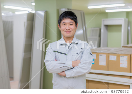 一個穿著工作服的年輕人站在正在建設中的公寓樓的房間裡的肖像 一個穿著工作服的年輕人站在正在建設中的公寓樓的房間裡的肖像 98770952