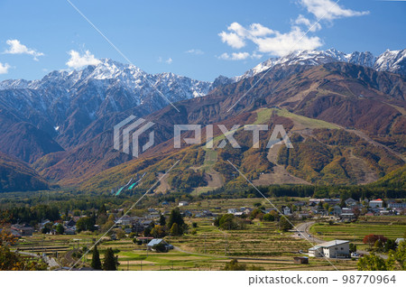 Autumn scenery of Hakuba village 98770964