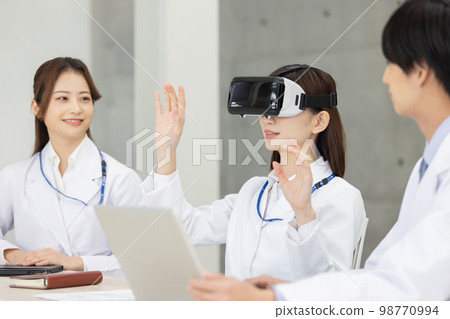 Medical staff using VR goggles Simulation Medical staff using VR goggles Simulation 98770994