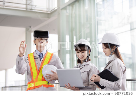 On-site business person confirming the completed image in VR On-site business person confirming the completed image in VR 98771056