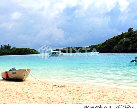 Okinawa Kabira Bay beach and small boats Okinawa Kabira Bay beach and small boats 98771266