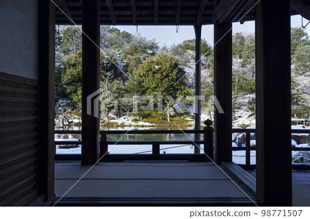 A framed view of Sogenchi Garden in winter seen from the corridor of the main hall of Tenryu-ji Temple A framed view of Sogenchi Garden in winter seen from the corridor of the main hall of Tenryu-ji Temple 98771507