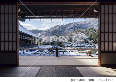 Kyoto in winter, the garden of Tenryu-ji covered with snow, framed scenery Kyoto in winter, the garden of Tenryu-ji covered with snow, framed scenery 98771508
