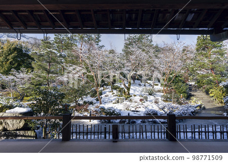 Kyoto in winter, the garden of Tenryu-ji covered with snow, framed scenery Kyoto in winter, the garden of Tenryu-ji covered with snow, framed scenery 98771509