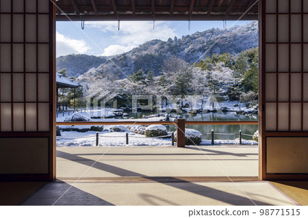 Kyoto in winter, the garden of Tenryu-ji covered with snow, framed scenery 98771515