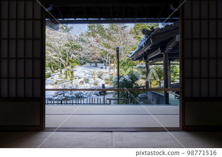 冬天的京都,白雪皚皚的天龍寺庭園,框景 冬天的京都,白雪皚皚的天龍寺庭園,框景 98771516