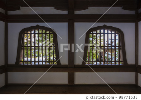 Arashiyama, Sagano, Kyoto Prefecture: A fire window in the connecting corridor of Tenryu-ji Temple 98771533
