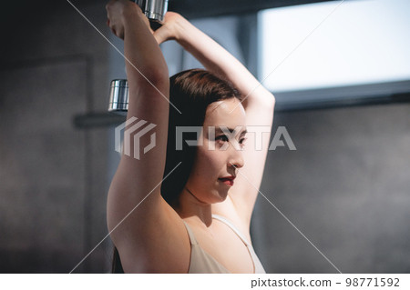 在健身房鍛煉手臂的女人 98771592
