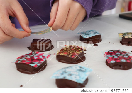 Make Transfer Chocolate for Valentine's Day Make Transfer Chocolate for Valentine's Day 98771783