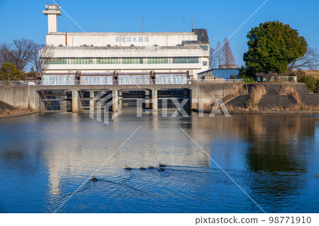 Binnumagawa Winter scenery View from the Saitama city side 98771910