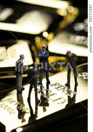 微型商人和金塊的形象 微型商人和金塊的形象 98771947