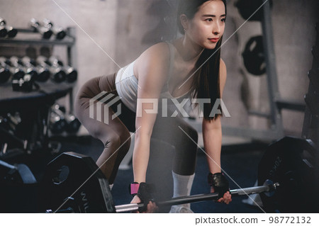 女人舉槓鈴 98772132