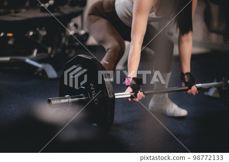 woman lifting barbell 98772133