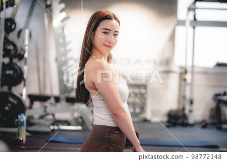 一名婦女坐瑜伽席子 一名婦女坐瑜伽席子 98772148