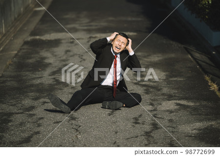 在路上沮喪的商人 98772699