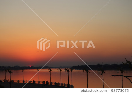 湄公河的夕陽輝光 湄公河的夕陽輝光 98773075