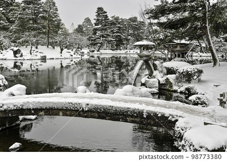 冬天的兼六園雪景優美 98773380
