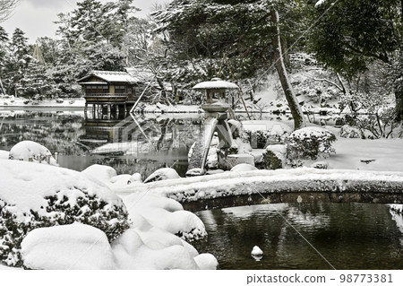 冬天的兼六園雪景優美 冬天的兼六園雪景優美 98773381