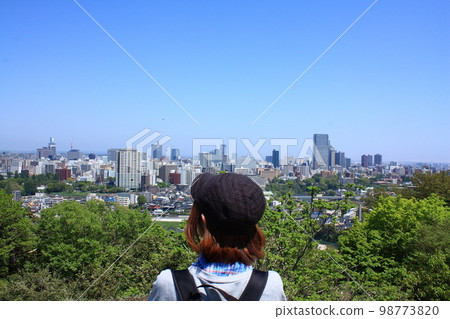 一個女孩在山上看城市風景，一個人旅行 98773820