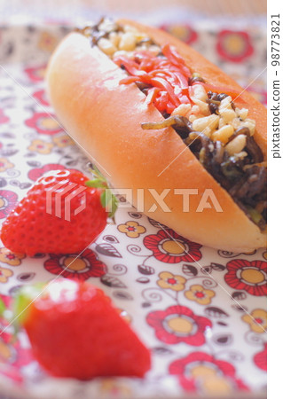 Yakisoba bread and strawberries on a retro floral tray Yakisoba bread and strawberries on a retro floral tray 98773821