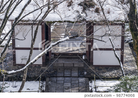 Jojakko-ji Temple, Niomon Gate, Morning in the Leftover Snow 98774008