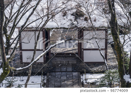Jojakko-ji Temple, Niomon Gate, Morning in the Leftover Snow 98774009