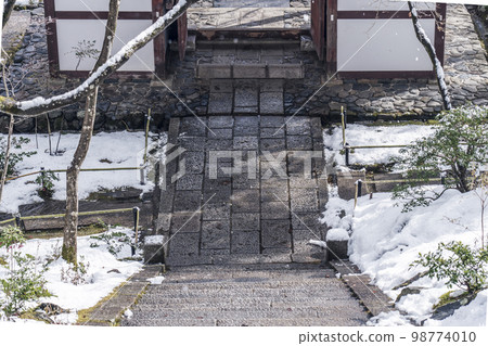 Jojakko-ji Temple, Niomon Gate, Morning in the Leftover Snow 98774010
