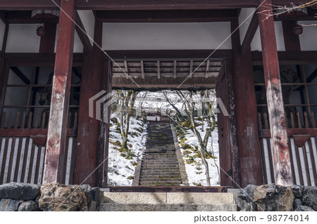 Jojakko-ji Temple, Niomon Gate, Morning in the Leftover Snow 98774014