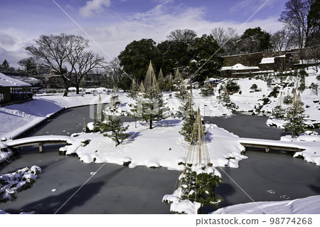 金澤城玉仙人丸庭園的雪景 98774268