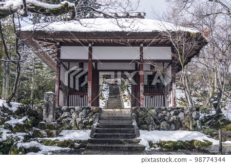 Jojakko-ji Temple, Niomon Gate, Morning in the Leftover Snow 98774344