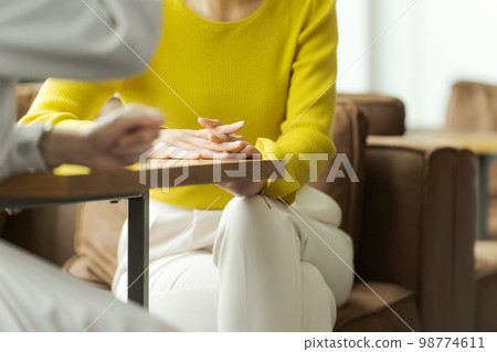 Part cut for women in their 20s 98774611