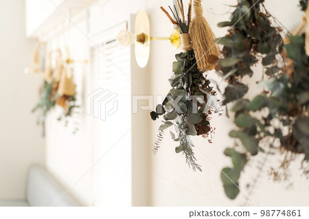 掛在牆上的干花 98774861