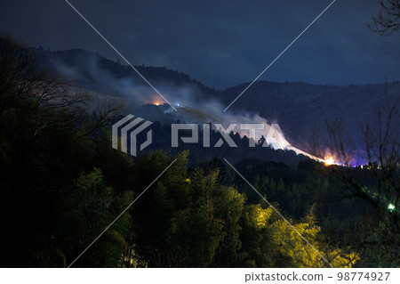 2023 Wakakusa Yamayaki viewed from Mt. Kurokami in Nara ③ 98774927